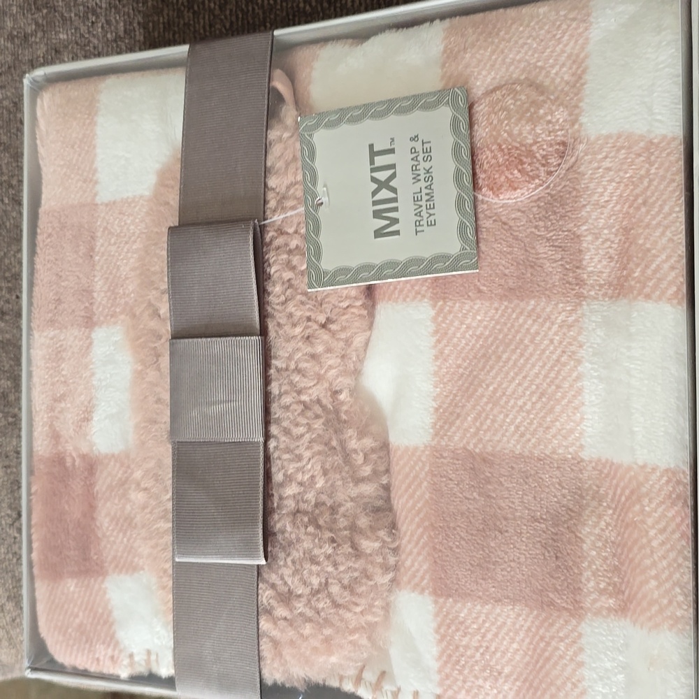 MIXIT BRAND WOMEN'S PINK & WHITE FAUX FUR TRAVEL WRAP SHAWL & EYEMASK SET